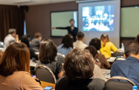 会場の後ろから講演の様子を写した写真